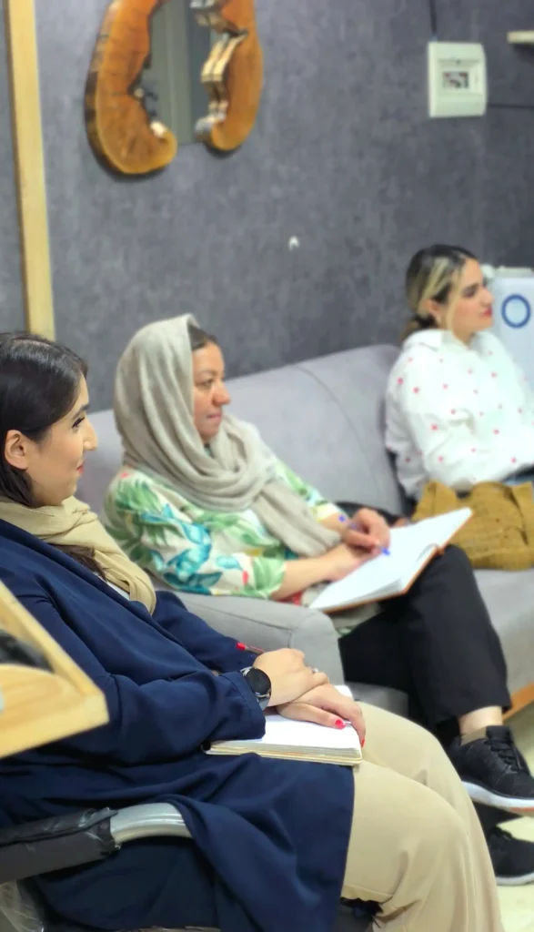 جلسه گروه درمانی در مرکز روانشناسی پناه امن هشتگرد