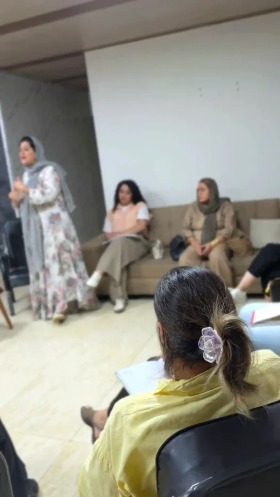 روانشناس در حال برگزاری جلسه گروه درمانی هشتگرد